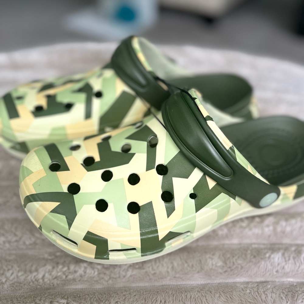 Unisex Camouflage Clogs Size 44.  Very colorful and fun!